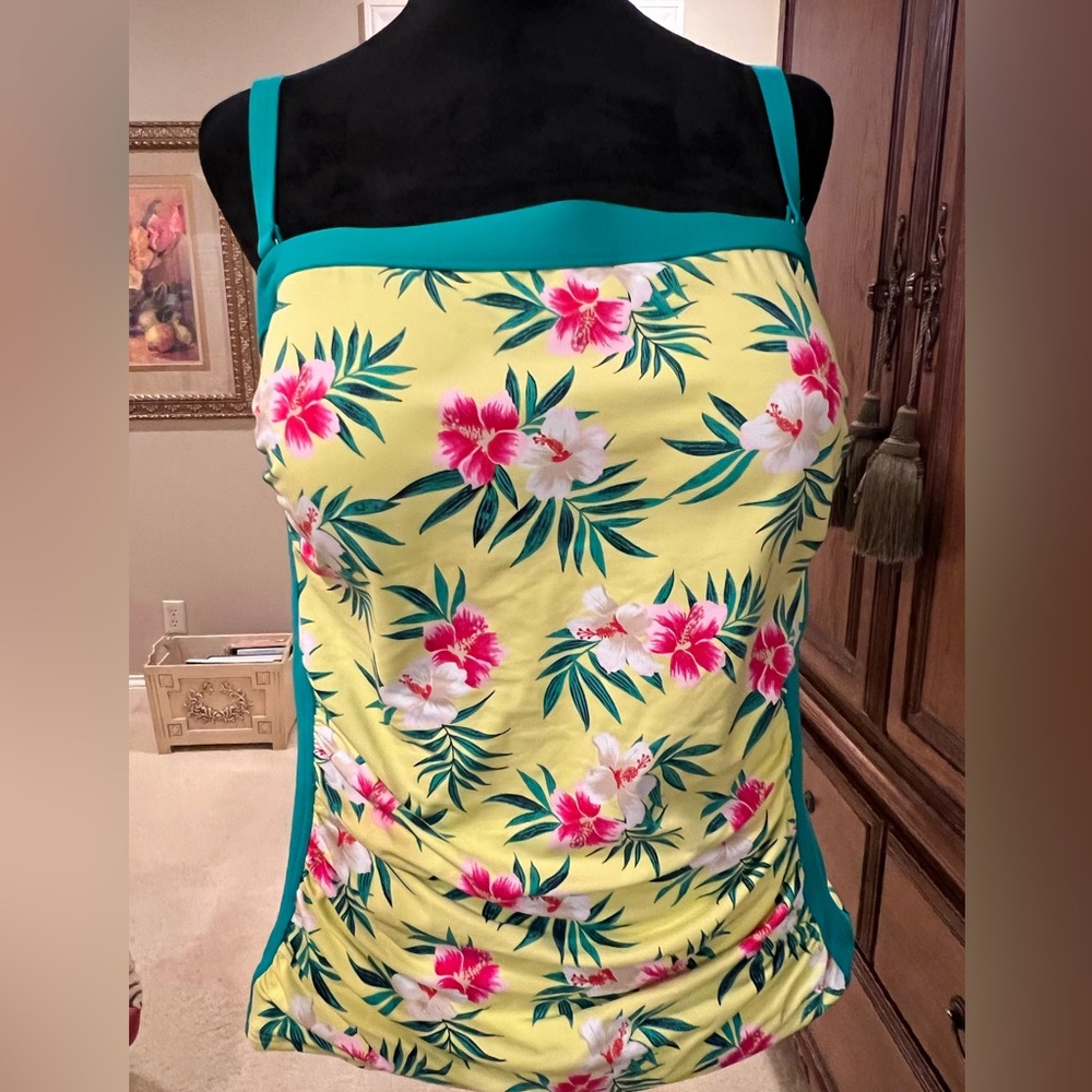 Lands End tankini top. NWT